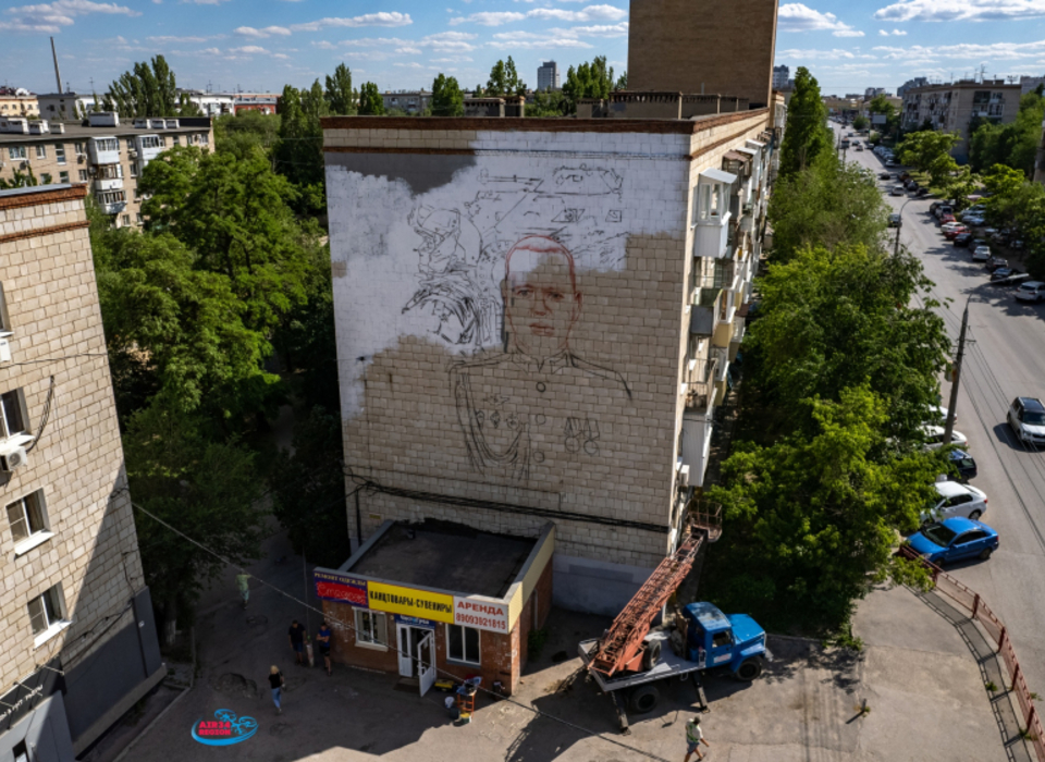 Фасад дома в центре Волгограда украсит портрет Героя России Дениса Зорина